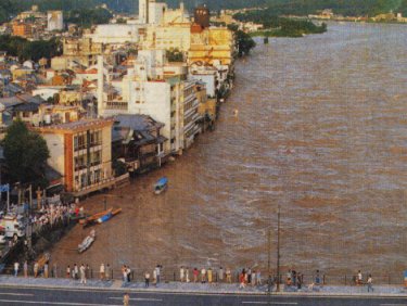 長良橋の上空から長良川を撮影。ホテル街の１階駐車場部分が完全に水没している。